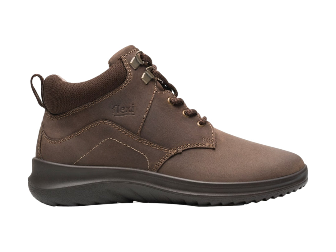 Bota corta de cuero color marrón cocoa de la marca Flexi con agujetas y suela oscura.