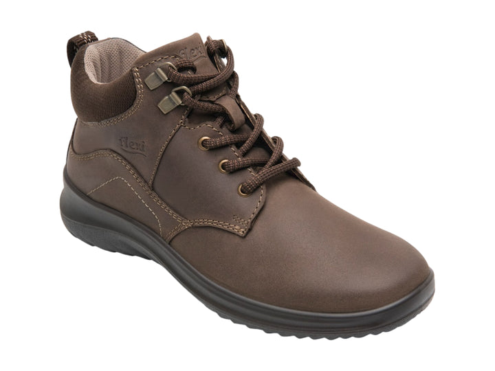 Bota corta de cuero color marrón cocoa de la marca Flexi con agujetas y suela oscura.