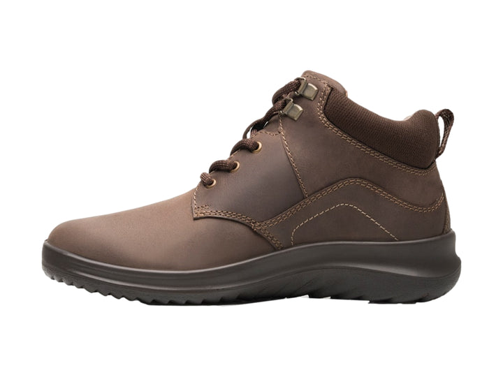 Bota corta de cuero color marrón cocoa de la marca Flexi con agujetas y suela oscura.