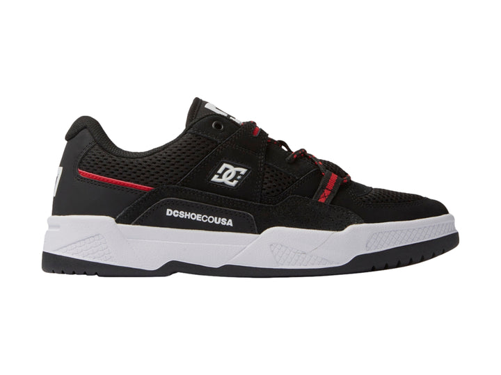 Tenis DC Shoes modelo Adys en color negro con suela blanca y detalles en rojo coral.