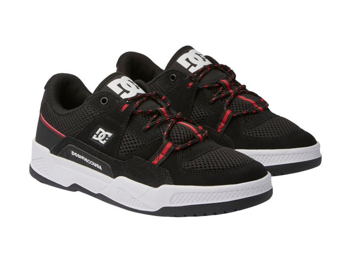 Tenis DC Shoes modelo Adys en color negro con suela blanca y detalles en rojo coral.