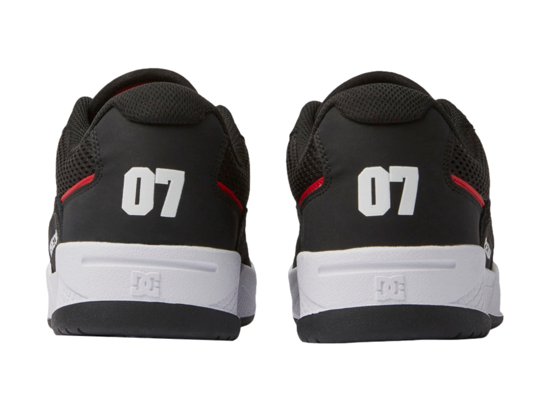 Tenis DC Shoes modelo Adys en color negro con suela blanca y detalles en rojo coral.