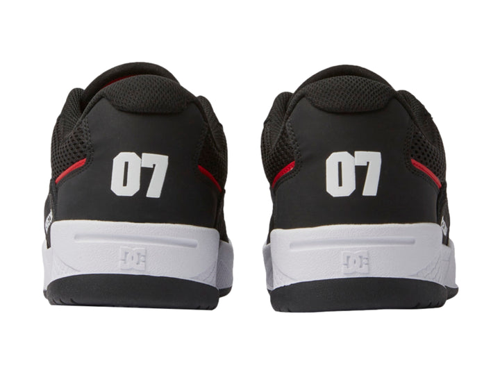 Tenis DC Shoes modelo Adys en color negro con suela blanca y detalles en rojo coral.