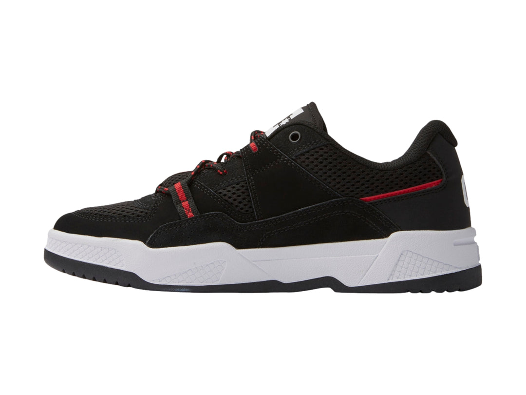 Tenis DC Shoes modelo Adys en color negro con suela blanca y detalles en rojo coral.