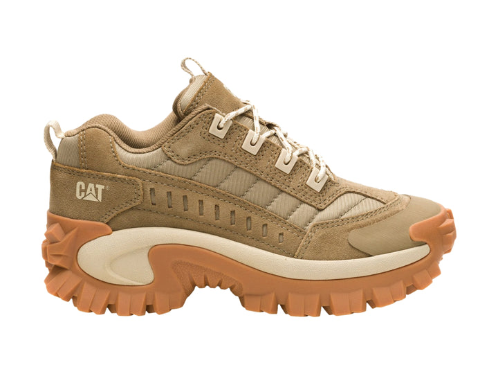 Zapato Caterpillar color beige con suela marrón robusta y dentada.