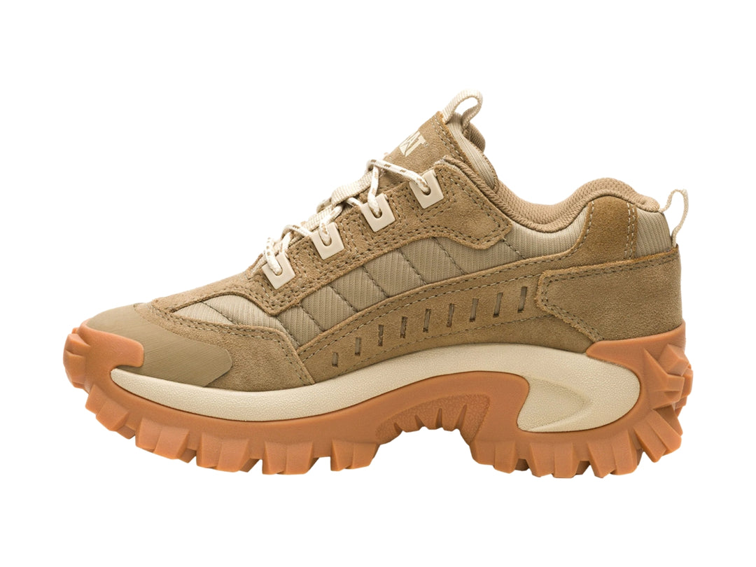 Zapato Caterpillar color beige con suela marrón robusta y dentada.