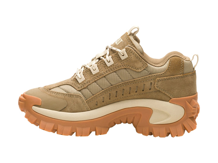 Zapato Caterpillar color beige con suela marrón robusta y dentada.