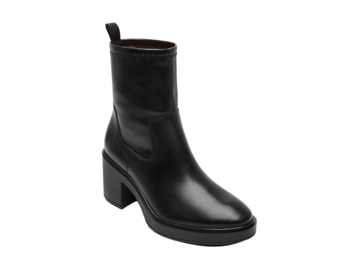 Bota negra de cuero para mujer con tacón cuadrado y diseño liso.