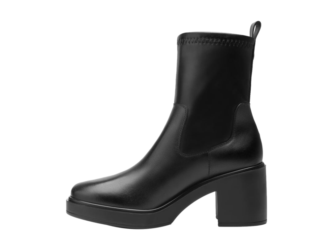 Bota negra de cuero para mujer con tacón cuadrado y diseño liso.