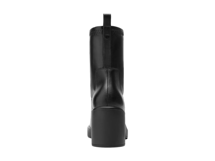 Bota negra de cuero para mujer con tacón cuadrado y diseño liso.