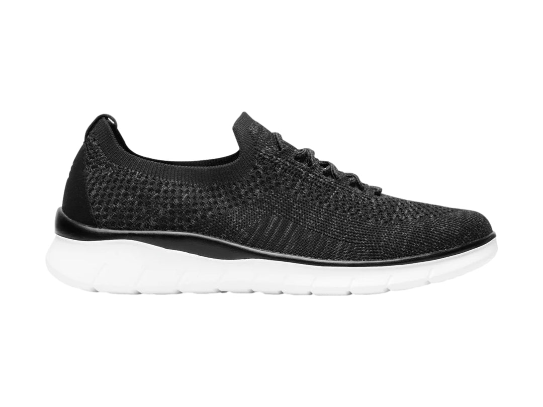 Tenis Flexi modelo Ashley en color negro con suela blanca y acabado textil tejido.
