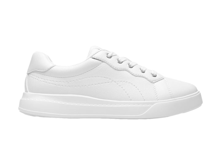 Tenis Flexi color blanco de material sintético con diseño casual y suela plana.