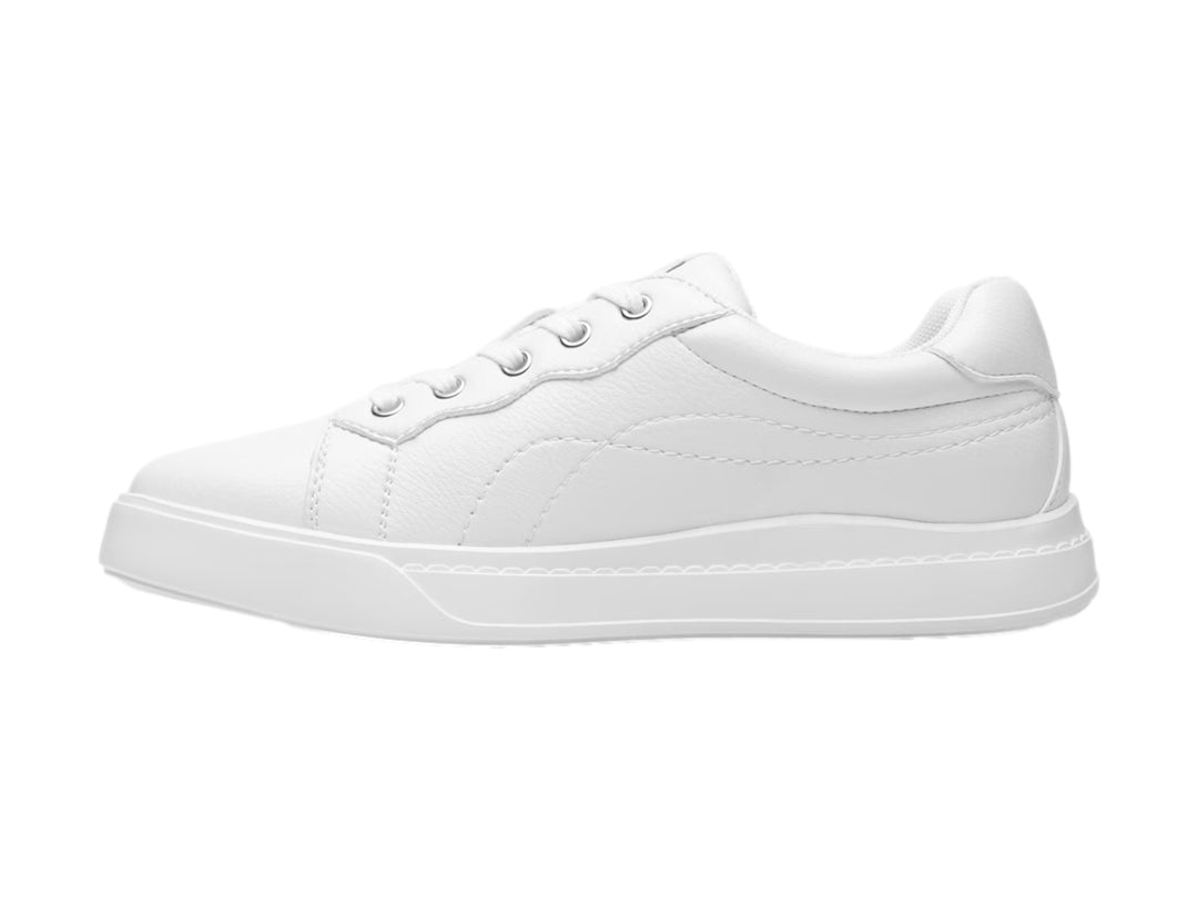 Tenis Flexi color blanco de material sintético con diseño casual y suela plana.