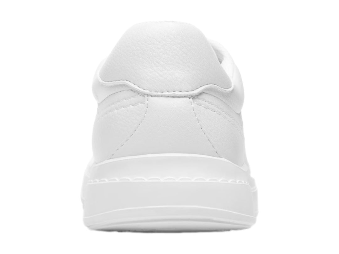 Tenis Flexi color blanco de material sintético con diseño casual y suela plana.