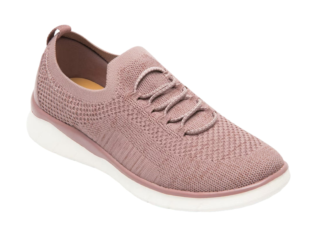 Tenis Flexi color taro con suela blanca y acabado en tejido textil.