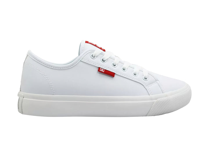 Tenis DC Shoes color blanco con detalles en rojo y suela blanca, vista lateral.