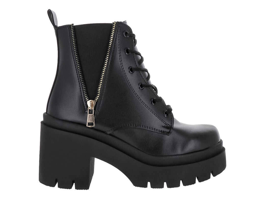 Bota negra de plataforma con cordones y cierre lateral, suela track y tacón grueso.