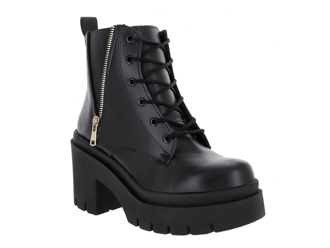 Bota negra de plataforma con cordones y cierre lateral, suela track y tacón grueso.