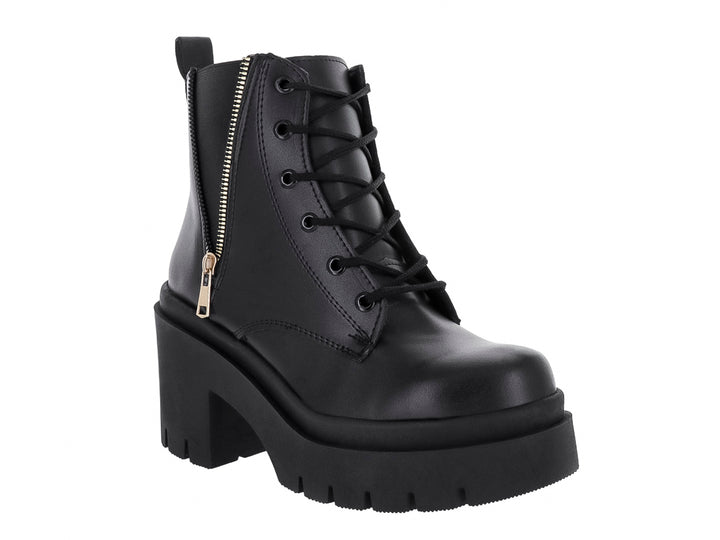 Bota negra de plataforma con cordones y cierre lateral, suela track y tacón grueso.