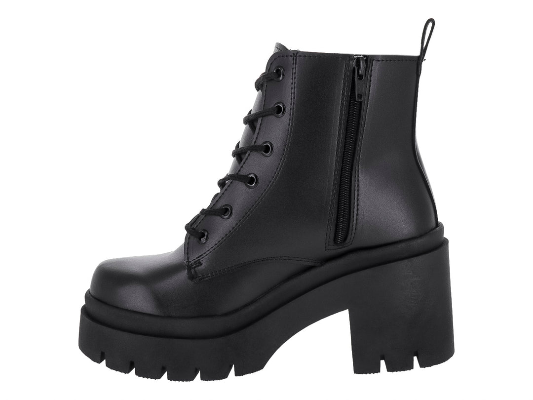 Bota negra de plataforma con cordones y cierre lateral, suela track y tacón grueso.