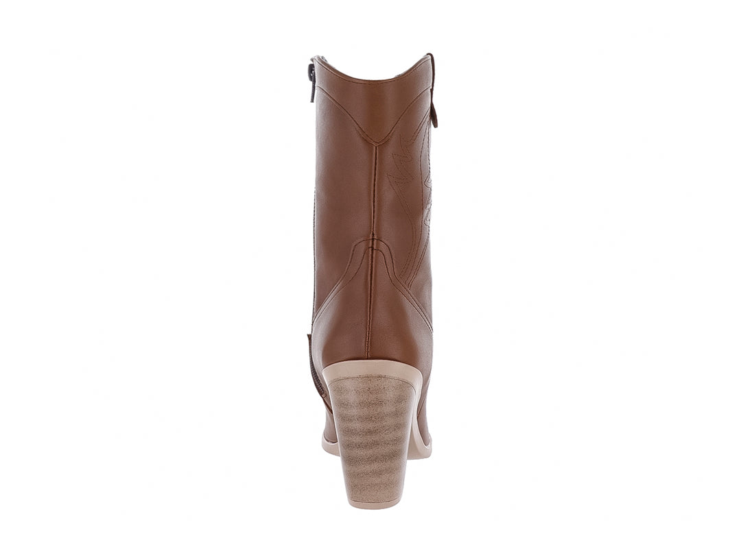 Botín estilo vaquero color tan con tacón grueso y detalles bordados en el cuerpo.