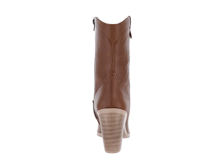 Botín estilo vaquero color tan con tacón grueso y detalles bordados en el cuerpo.