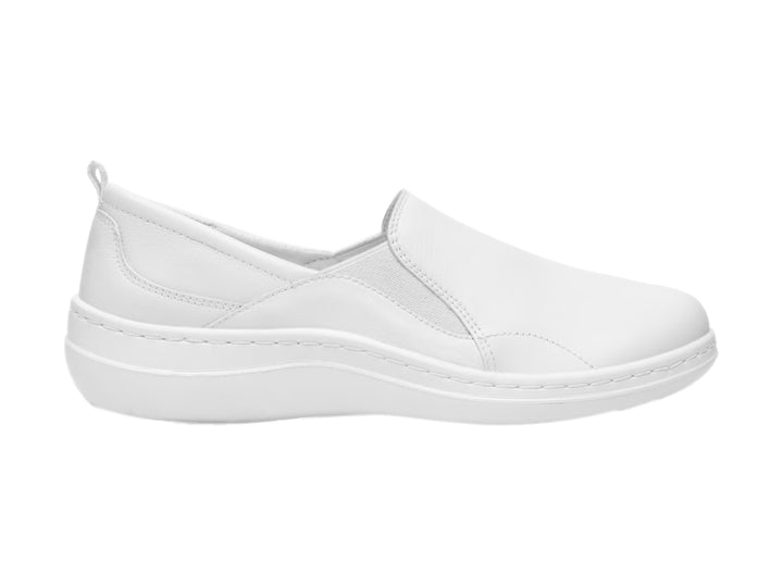 Zapato plano Flexi color blanco de piel vacuna, estilo slip-on con suela blanca y acabado mate.