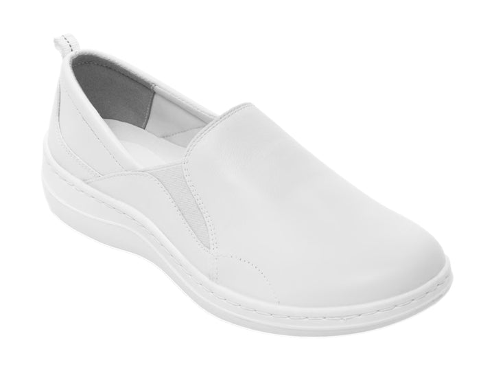 Zapato plano Flexi color blanco de piel vacuna, estilo slip-on con suela blanca y acabado mate.