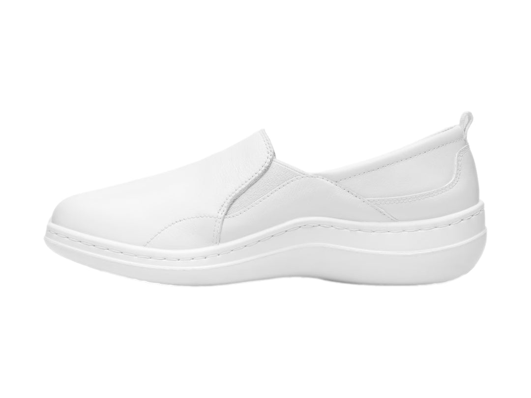 Zapato plano Flexi color blanco de piel vacuna, estilo slip-on con suela blanca y acabado mate.
