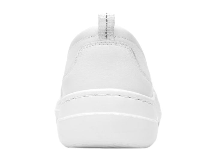 Zapato plano Flexi color blanco de piel vacuna, estilo slip-on con suela blanca y acabado mate.