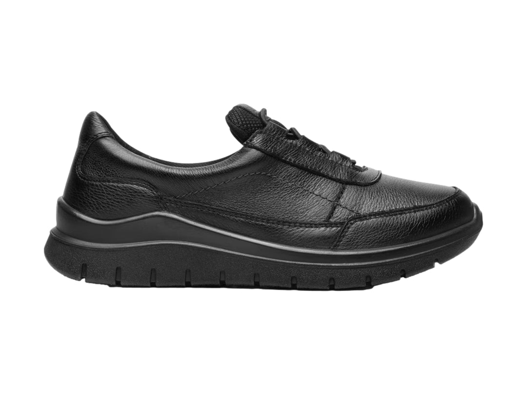 Zapato plano de cuero negro con suela gruesa y cordones.