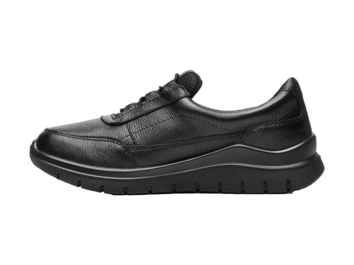 Zapato plano de cuero negro con suela gruesa y cordones.