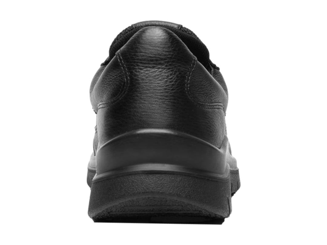 Zapato plano de cuero negro con suela gruesa y cordones.