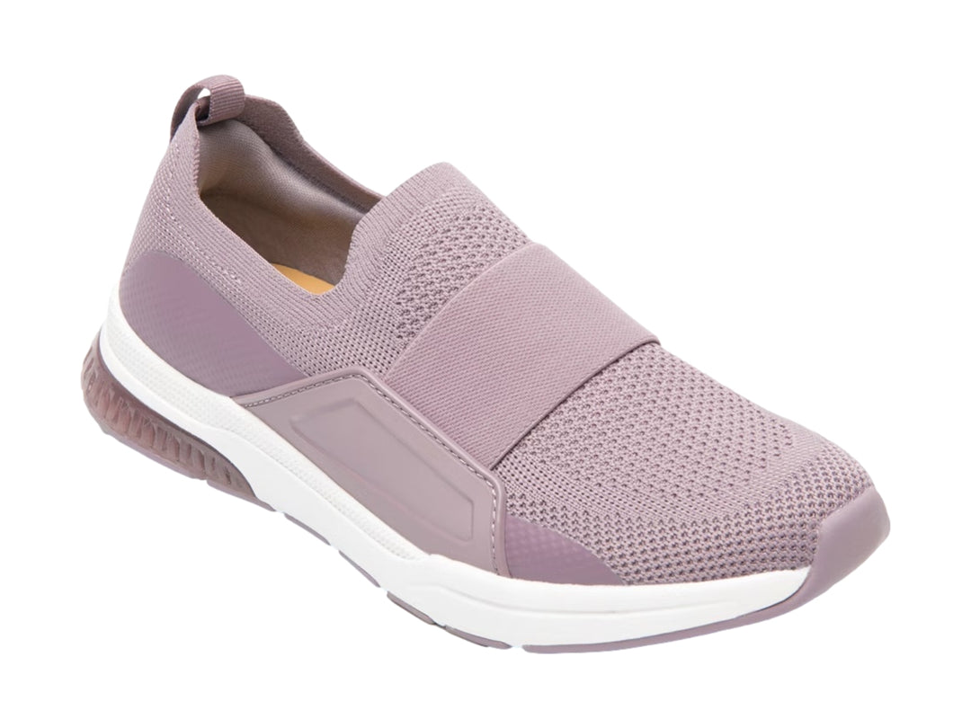 Tenis Flexi color morado taro, estilo slip-on con suela blanca y tejido textil.