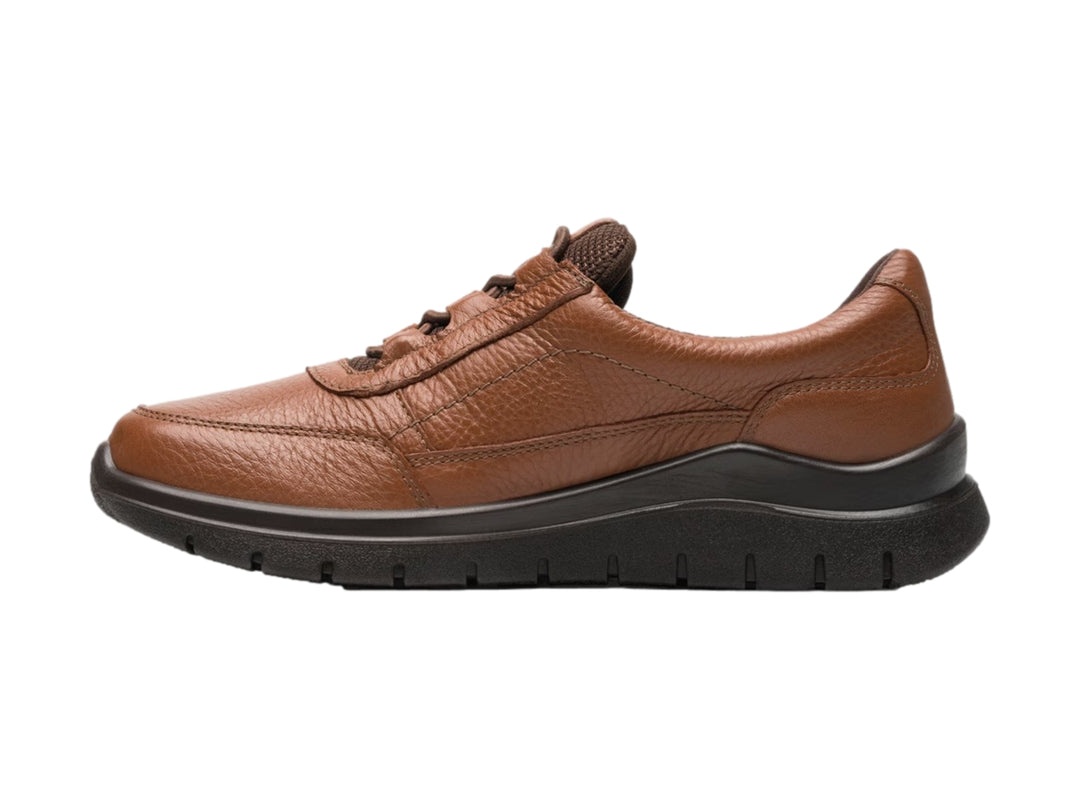 Zapato plano Flexi color tan con suela negra para mujer.