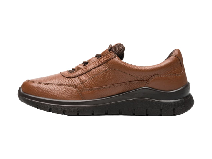 Zapato plano Flexi color tan con suela negra para mujer.