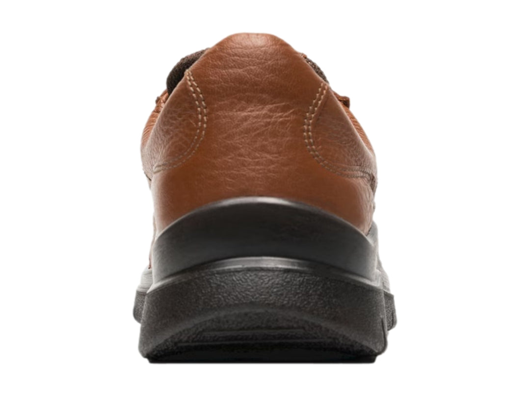 Zapato plano Flexi color tan con suela negra para mujer.