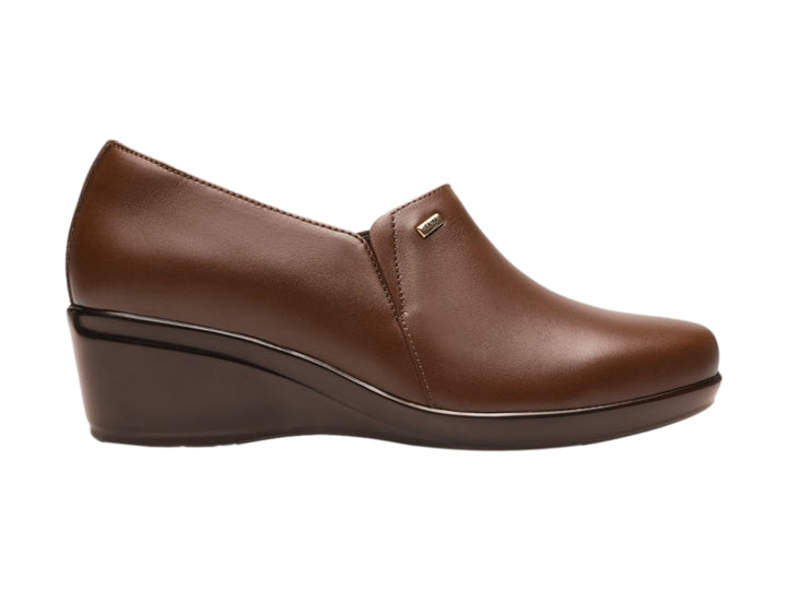 Zapato Flexi para mujer en color marrón tan, material de cuero liso con suela de cuña oscura.