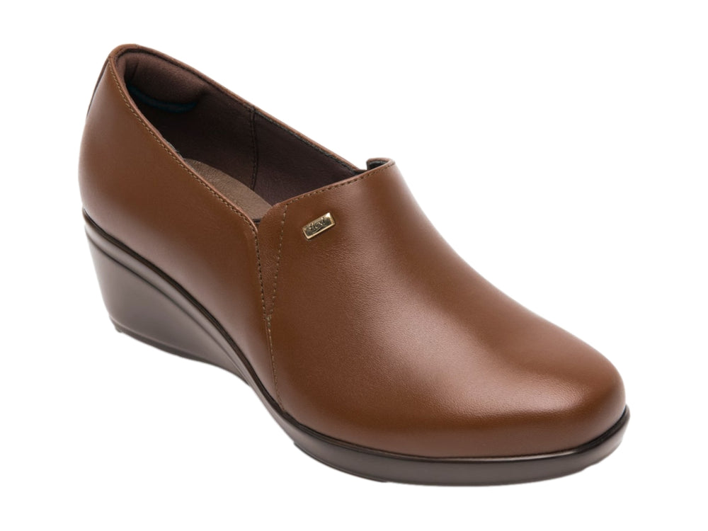 Zapato Flexi para mujer en color marrón tan, material de cuero liso con suela de cuña oscura.