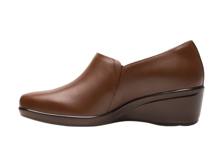 Zapato Flexi para mujer en color marrón tan, material de cuero liso con suela de cuña oscura.