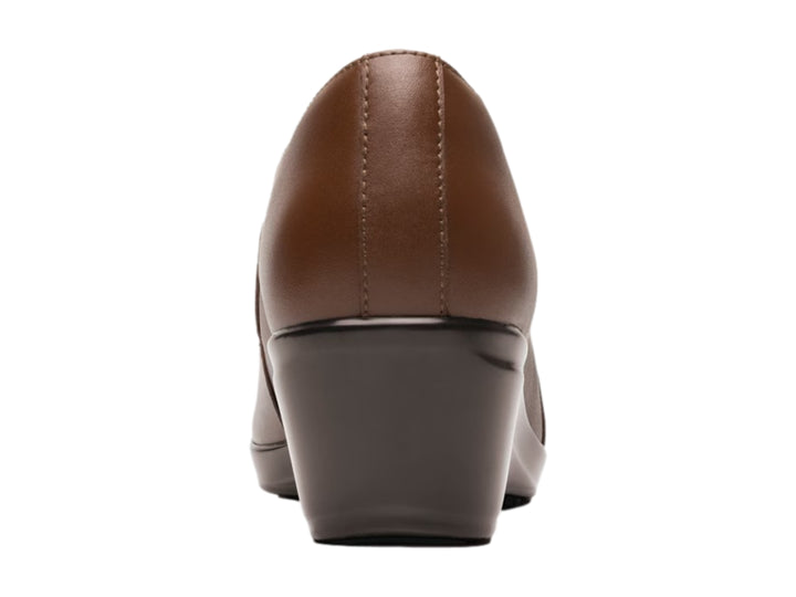 Zapato Flexi para mujer en color marrón tan, material de cuero liso con suela de cuña oscura.