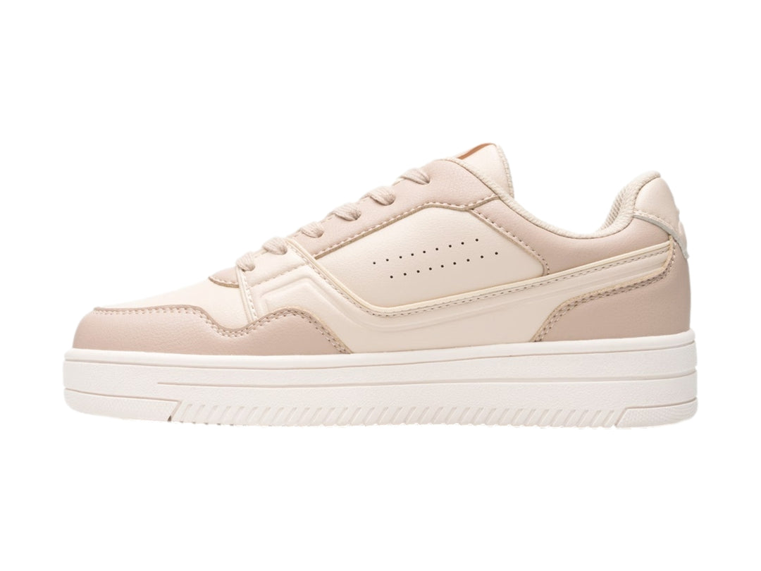 Tenis Flexi para mujer en color beige con suela blanca ancha y cordones.