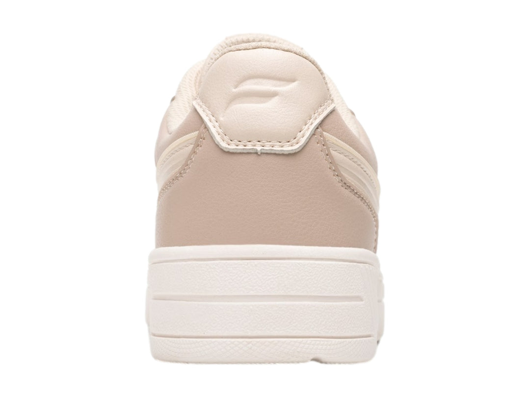 Tenis Flexi para mujer en color beige con suela blanca ancha y cordones.