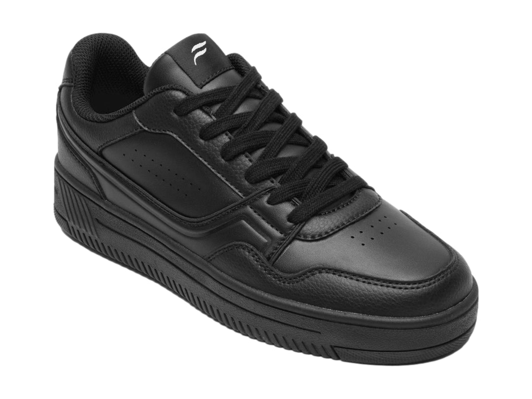 Tenis Flexi color negro totalmente monocromáticos con suela ancha y acabado en material sintético.