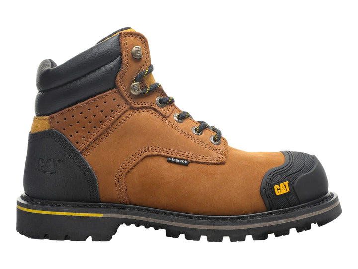 Bota de trabajo Caterpillar en color tan con detalles y suela en color negro.