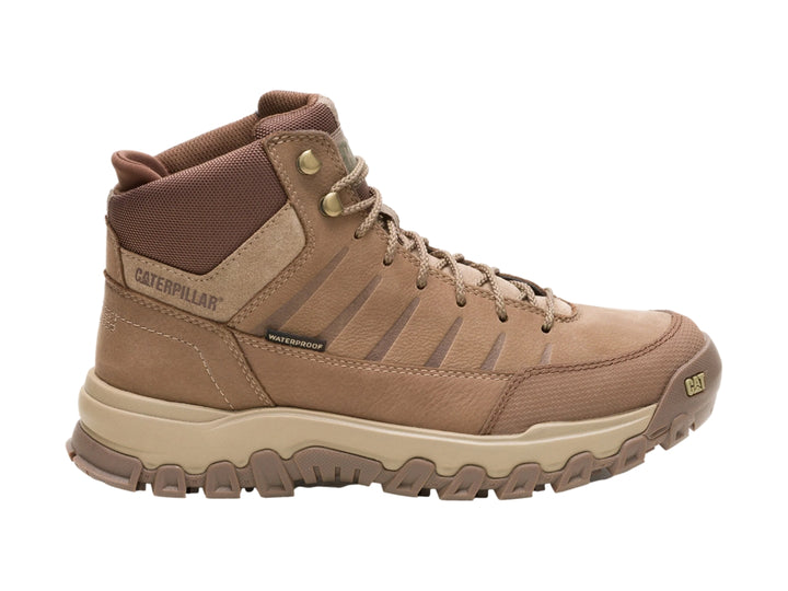 Bota de senderismo Caterpillar color marrón fósil con suela robusta y caña media.