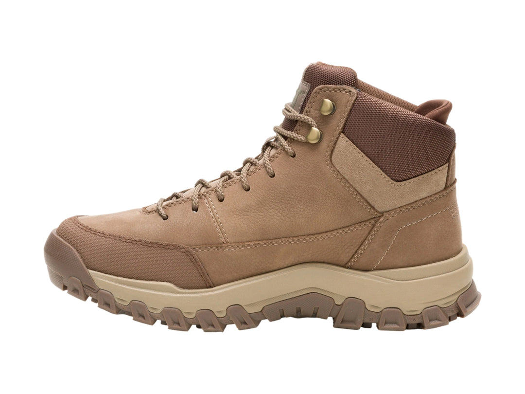 Bota de senderismo Caterpillar color marrón fósil con suela robusta y caña media.