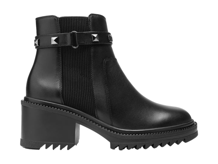 Botín Flexi de cuero negro para mujer con tacón cuadrado, suela dentada y correa decorativa con tachuelas plateadas.
