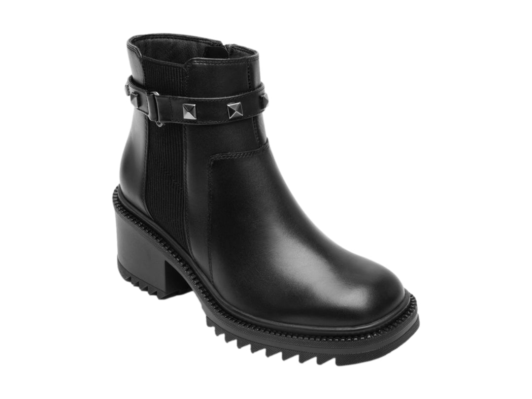 Botín Flexi de cuero negro para mujer con tacón cuadrado, suela dentada y correa decorativa con tachuelas plateadas.