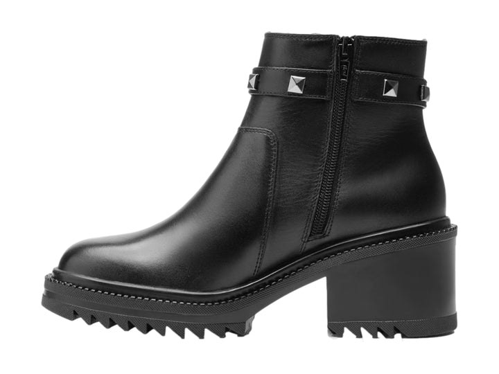 Botín Flexi de cuero negro para mujer con tacón cuadrado, suela dentada y correa decorativa con tachuelas plateadas.